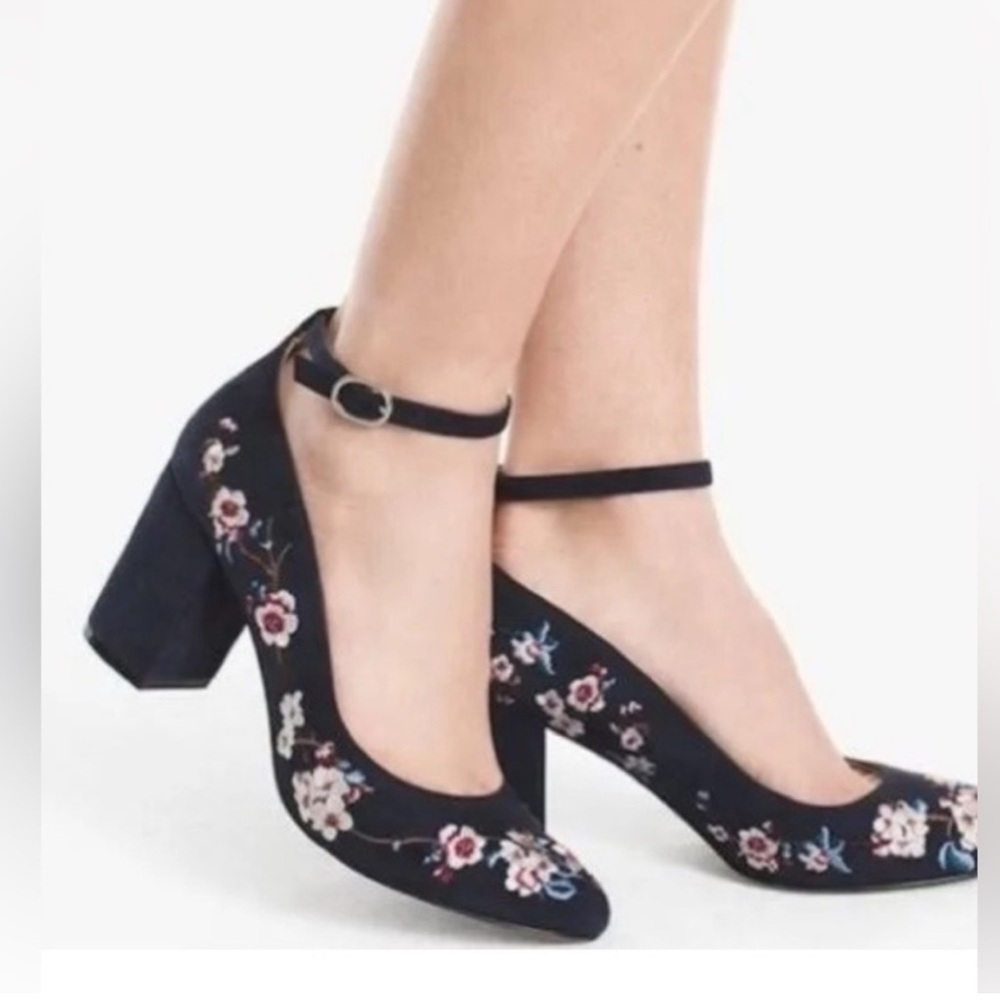 White House Black Market Bethany Embroidered Chunky Heel like new